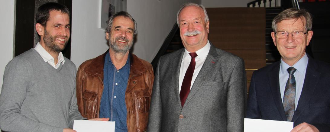 Johannes Beck, Helmut Weiß, Hermann Faul und Peter Schiele mit Schecks