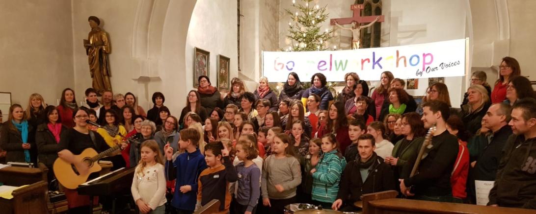 Menschen singen Gospels in der Kirche