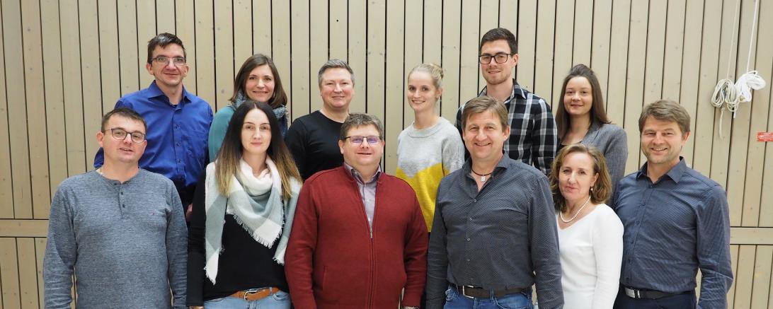 Auf dem Bild zu sehen von links: Martin Stöckl, Theresa Schlecht, Manfred Andraschko, Lena Forster, Florian Säckler, Sonja Löffler, Thomas Miehle, Katharina Mayr-Fendt, Bürgermeisterkandidat Josef Schmidberger, Manfred Vogl, Angela Geyerhoz, Josef Vogl.  Auf dem Bild fehlen: Hannelore Heger, Maximilian Grahl, Carina Kramer, Julia Irouschek, Michael Zabel