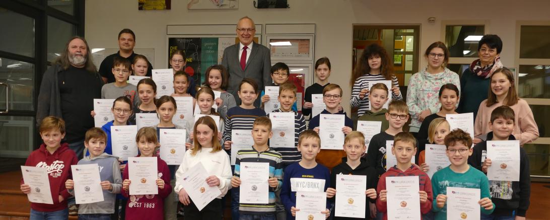 Unser Bild zeigt alle Schüler, die die 24 Aufgaben gelöst hatten, mit den Mathematiklehrkräften der 5. Klassen und Schulleiter Thomas Möckel.   