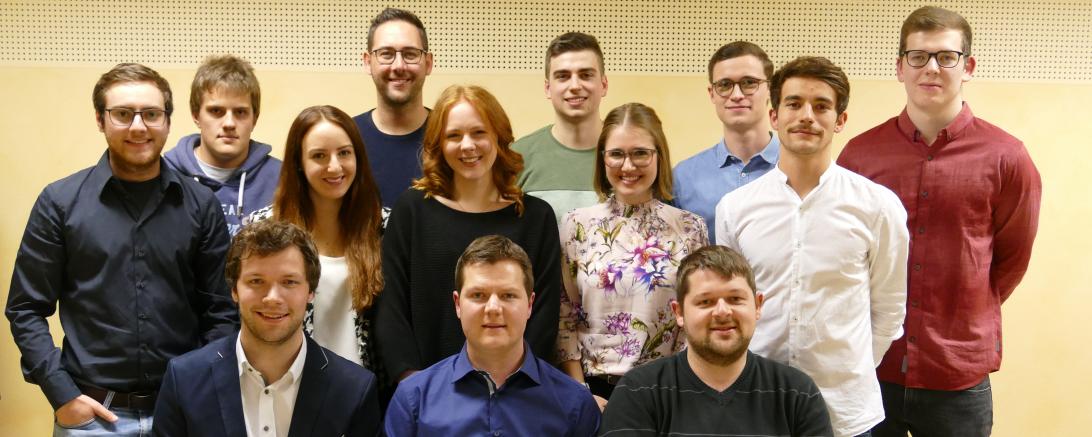 Dreizehn Kandidatinnen und Kandidaten werden für die Junge Liste Asbach-Bäumenheim bei der Kommunalwahl am 15. März antreten. Spitzenkandidaten sind (vorne, von links): Christian Hammer (Listenplatz 3), Otto Uhl (Listenplatz 1) und Florian Wimmer (Listenplatz 2). 