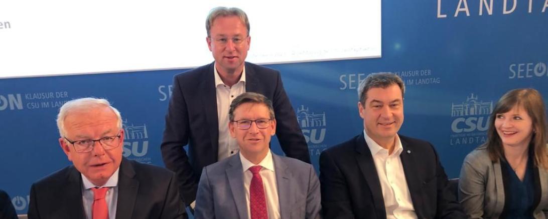 Auf dem Bild zu sehen (von links): Thomas Kreuzer (CSU-Fraktionsvorsitzender im Landtag), stehend MdL Wolfgang Fackler, Landrat Stefan Rößle, Ministerpräsident Markus Söder, Annika Popp (Bürgermeisterin Leupoldsgrün). 