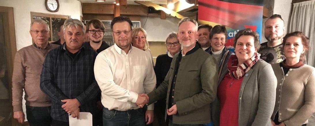 Auf dem Gruppenbild sind zu sehen von links nach rechts: Hubert Roßkopf, Johann Koch, Xaver Ulanowski, Gerd Mannes MdL(Versammlungsleiter, Landratskandidat für Günzburg), Monique Koch, Gabriele Heinrich, Ulrich Singer MdL, Karl-Heinz Heinrich, Marga Link, Elisabeth Hörr, Matthias Bendig, Ute Langer. 