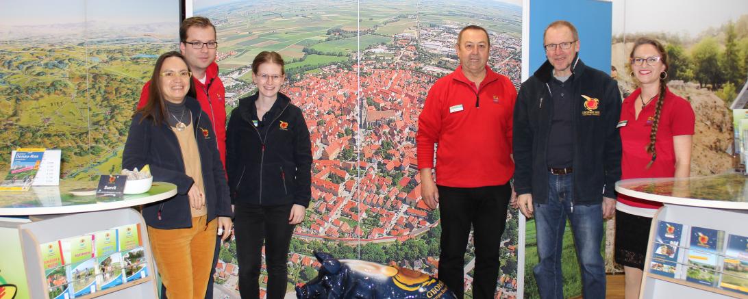 v.l.n.r.): Heike Burkhardt (Geschäftsführerin Geopark Ries e.V.), Klemens Heininger (Geschäftsführer Ferienland Donau-Ries e.V.), Lorena Eberhart, Karl Templer, Toni Ullmann und Karin Brechenmacher am Messestand