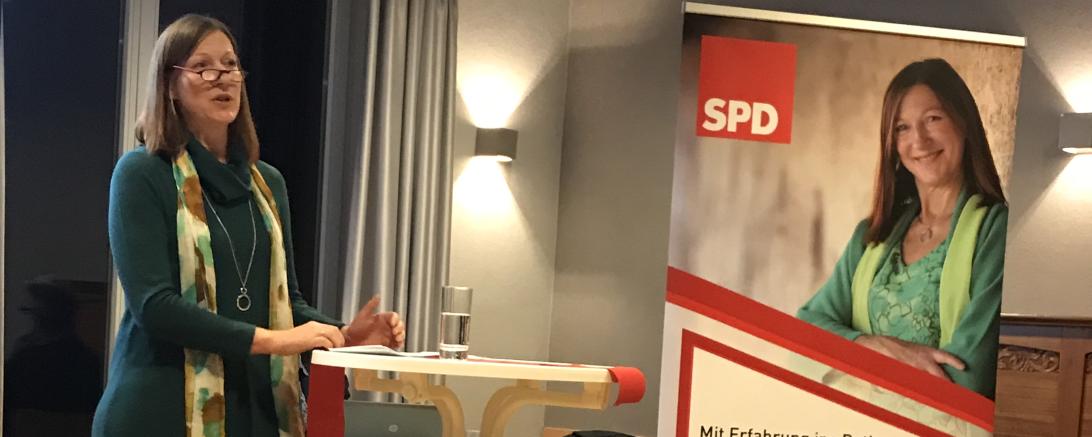 Rita Ortler hält eine Rede