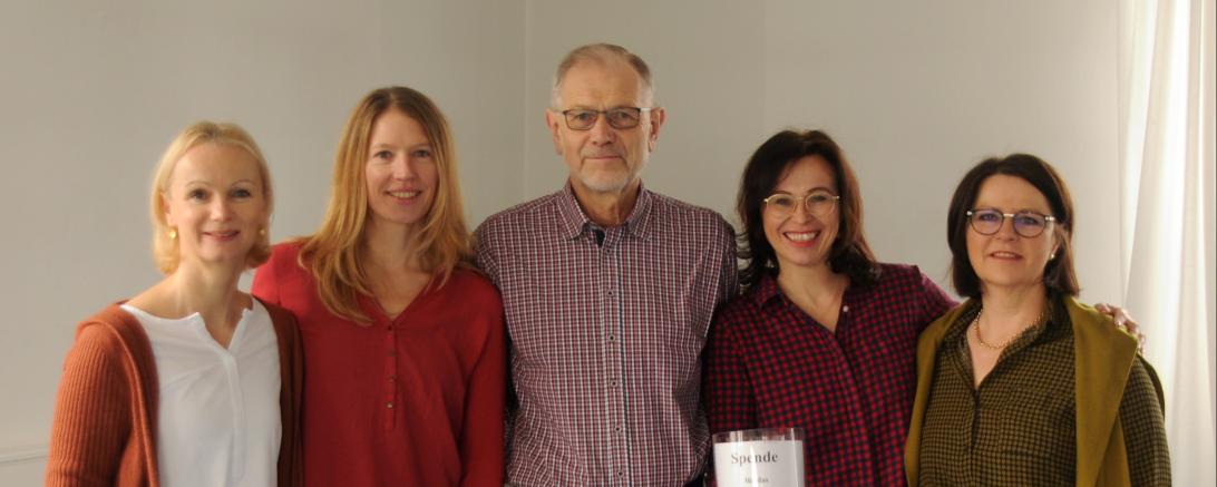 Christian Zuber (Mitte), Vorsitzender des Fördervereins Kinderheim Oettingen, nahm die Spende von den Yogalehrerinnen (von links) Beate Herteux, Nicole Bohner, Claudia Matzek und Edith Schweda entgegen. Zuber unterstrich, wie wichtig und bedeutend die Einrichtung in Oettingen für Kinder in schwierigen Lebenssituationen ist und bedankte sich herzlich bei allen Spendern.  