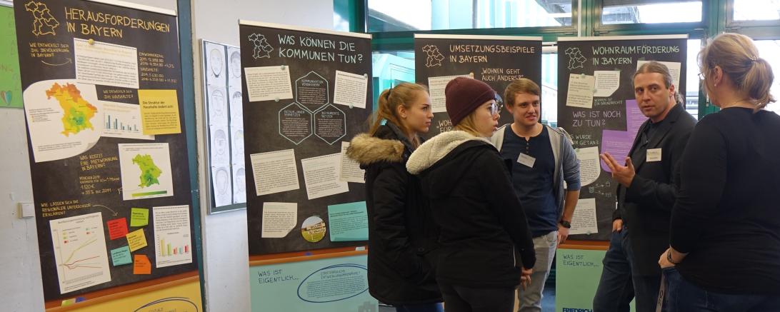 Schüler vor Infotafeln