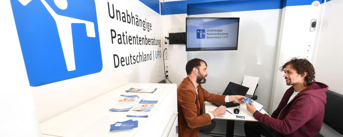 Berater und Ratsuchender im UPD-Mobil