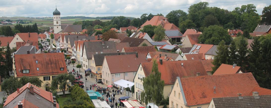 Blick von oben auf die Wallersteiner Hauptstraße beim Herbstmarkt 2017