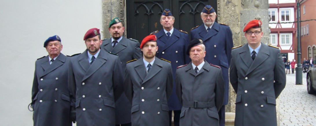 Reservisten der RK Nördlingen vor der Rathaustreppe in Nördlingen