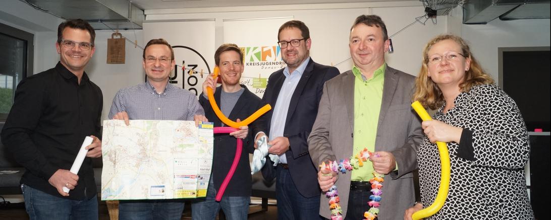 Kandidaten-Check im Juze Donauwörth v. l. n. r.: Jürgen Sorrè, Joachim Fackler, Moderator Lorenz Semmler, Michael Bosse, Albert Riedelsheimer und Stadtjugendpflegerin Daniela Benkert 