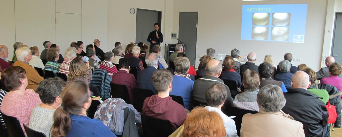 Das Bild zeigt einem Vortrag bei den Ärzte- und Gesundheitstagen in Donauwörth.
