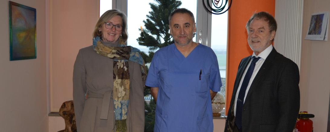 Unser Bild zeigt: Annelises Braun (stellvertretende Vorsitzende VdK Monheim), Chefarzt Dr. Thomas Handschuh und Leo Nagel (Vorsitzender VdK Monheim).