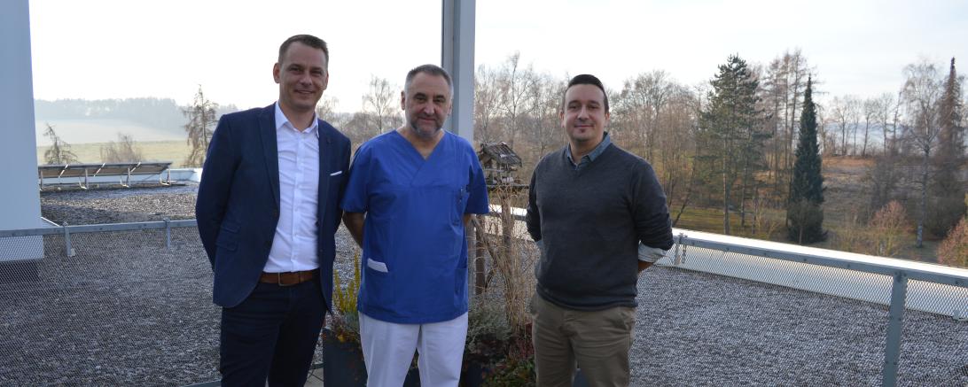 Unser Bild zeigt (von links) Steffen Rissmann, Chefarzt Dr. Thomas Handschuh und Marco Cislaghi (Marketing Modehaus Steingass) 