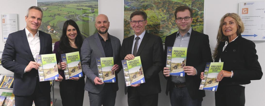Vorstellung und Veröffentlichung des neuen Freizeit-Journals im Ferienland Donau-Ries (v.l.n.r.): Alexander Subat (PROSPEGA GmbH), Ramona Nahirni-Vogg (Marketing- & Sales-Service Augsburg GmbH), Simon Weber (pd. Media Sales), Landrat und Vorstand des Ferienlandes Donau-Ries e.V. Stefan Rößle, Geschäftsführer Ferienland Donau-Ries Klemens Heininger und Lisa Unger (Marketing- & Sales-Service Augsburg GmbH).