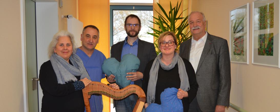 Unser Bild zeigt (von links nach rechts) Helena Madeira (Therapeutin), Chefarzt Dr. Thomas Handschuh, Stefan Gillert (rocket-media), Michaela Aurhammer (Stationsleitung Palliativ) und Oberbürgermeister Herrmann Faul. 