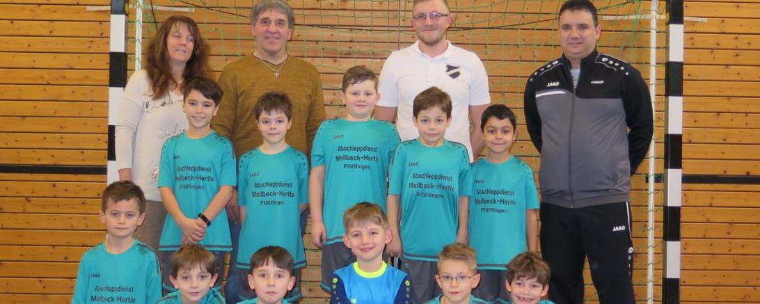 Die Spieler der F-Jugend mit ihren Trainern, Alexander Angersbach und Arpad Gandenheimer, zusammen mit den Sponsoren, Anita und Thomas Meilbeck-Hertle.