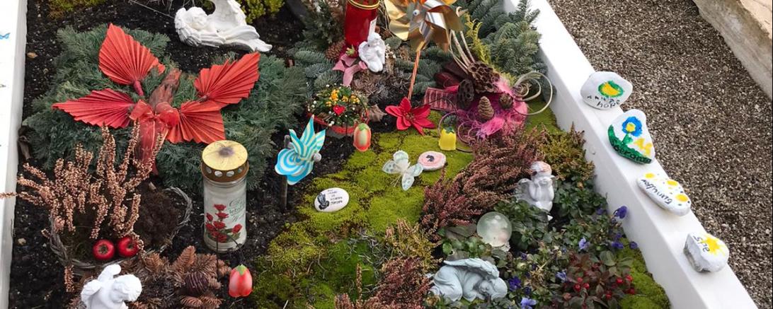 Vier Stammzellenspender konnten bei der Typisierungsaktion für Julian in Huisheim gefunden werden. Die Kinder der Familie Bosch, Simon und Anika, haben für jeden Spender einen Stein bemalt und auf das Grab von Julian gelegt. 