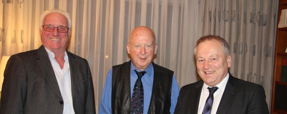Mit einem Präsent gratulierten Wolfgang Winter und Helmut Beyschlag dem langjährigen Vorsitzenden und Ehrenvorsitzenden Hans Irrgang zum 85. Geburtstag.