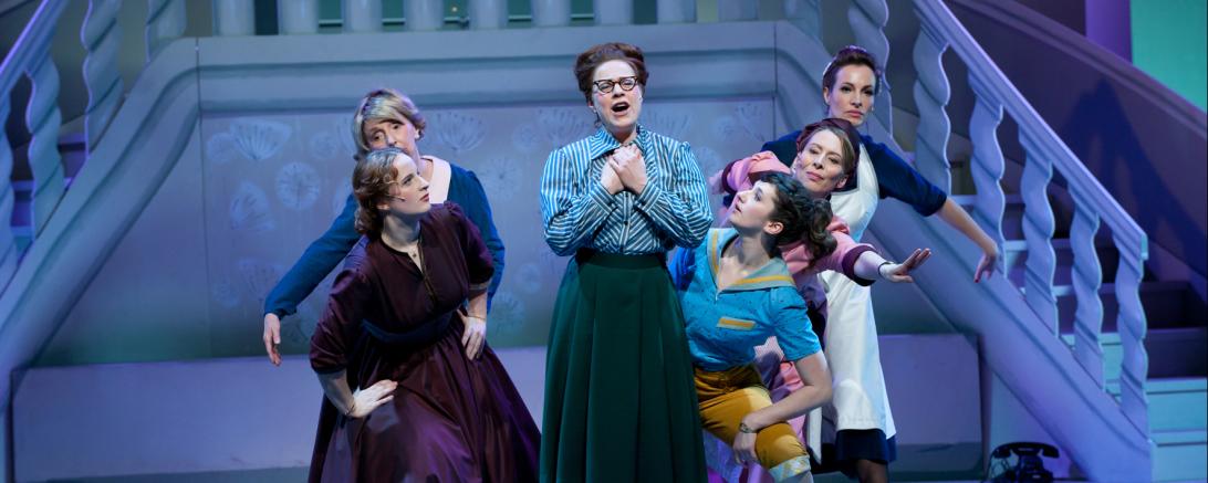 Das Bild zeigt das Theaterstück "Acht Frauen".