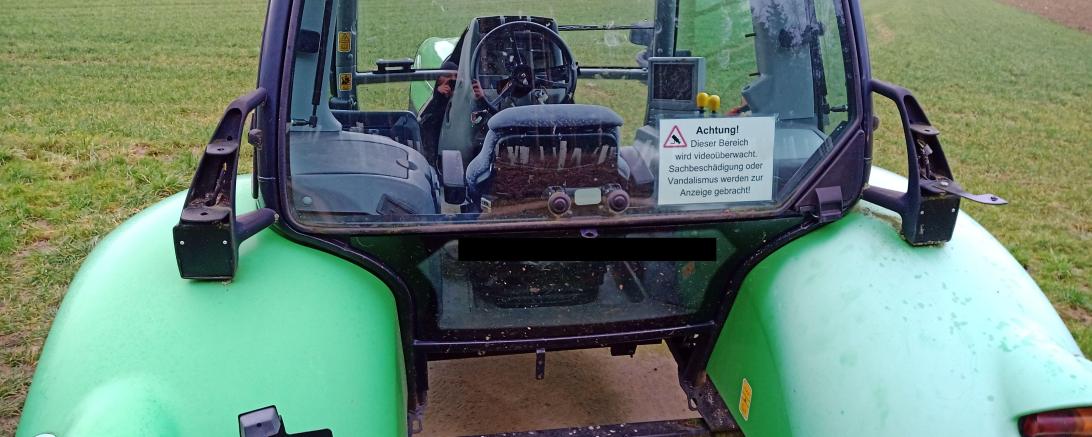 Das Bild zeigt eine für Kinder zur Verfügung gestellte Traktorkabine, welche beschädigt wurde.