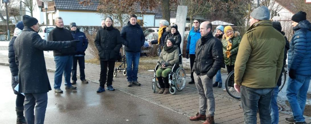 Das Bild zeigt den Dorfrundgang der PWG Mertingen mit Veit Meggle.