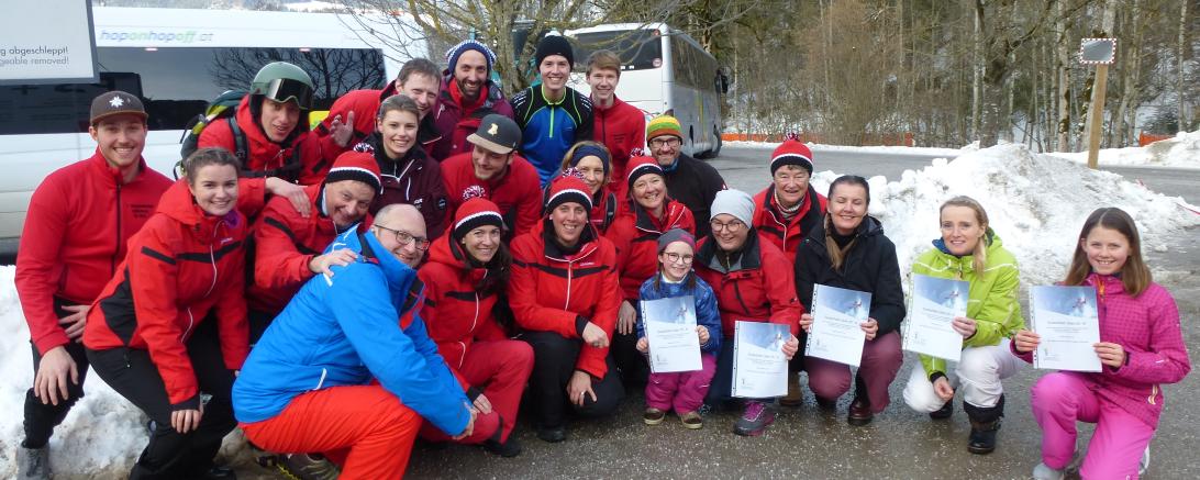 Das Bild zeigt das Ski- und Snowboardlehrerteam der 1. Donauwörther Skischule zusammen mit den Gewinnern.