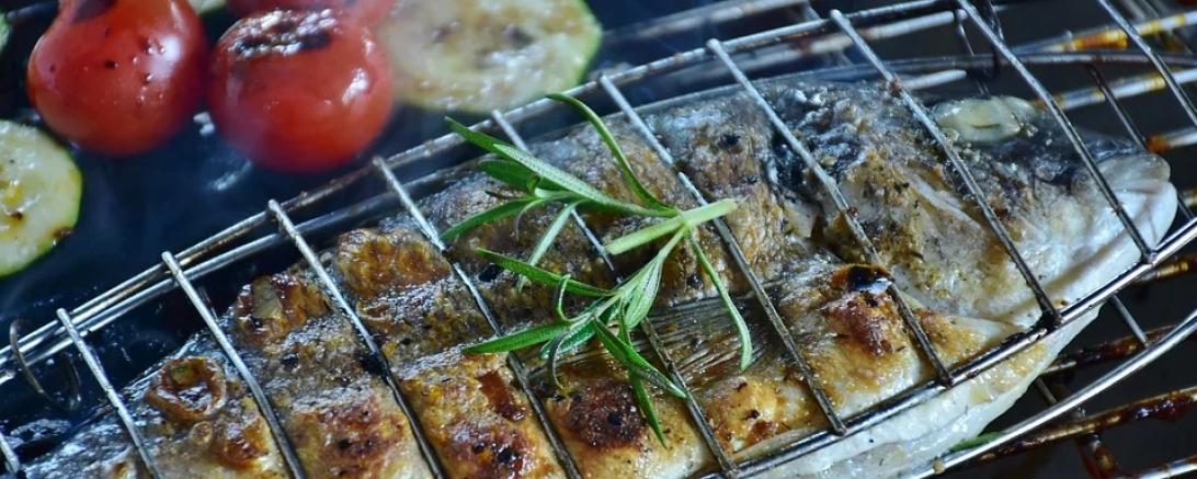 Das Bild zeigt ein Gericht mit Fisch und Gemüse.