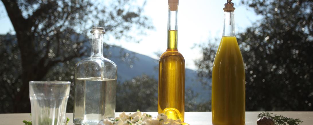 Das Bild zeigt selbstgemachtes Olivenöl von Willy Schmitz.