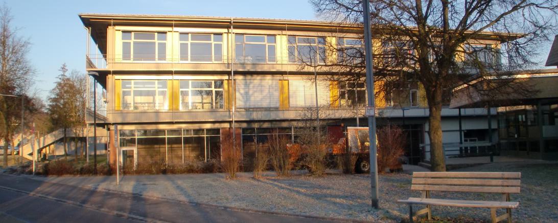 Das Bild zeigt die Außenansicht des Hallenbad in Harburg.