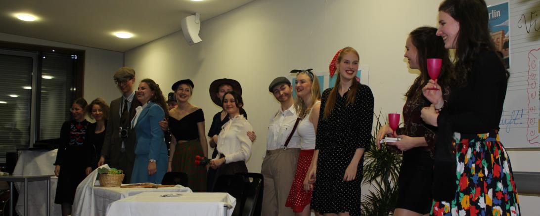 Das Bild zeigt das Theaterstück "Pension Schöller 2.0" am THG Nördlingen.