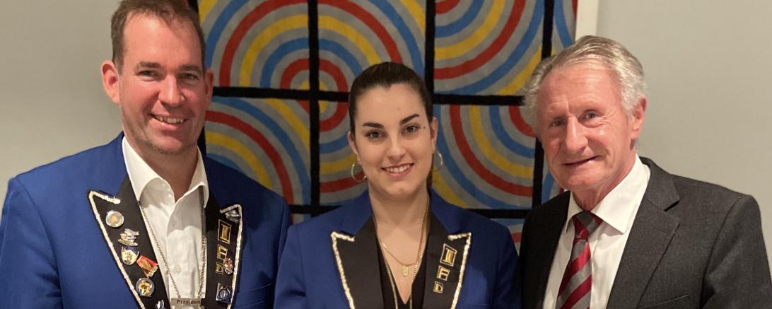 Das Bild zeigt die Spendenübergabe von Helmut Unger für die IFD.