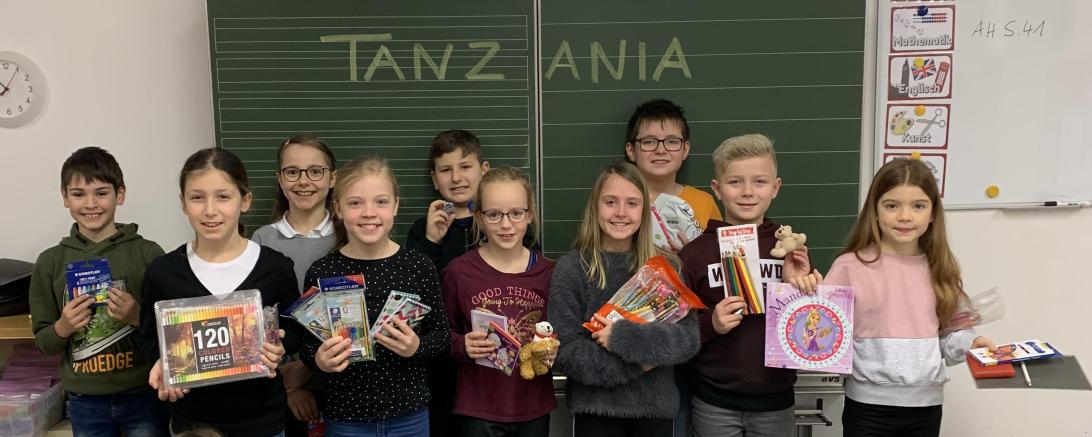 Das Bild zeigt die Spende der Grundschule Marktoffingen für afrikanische Schüler.