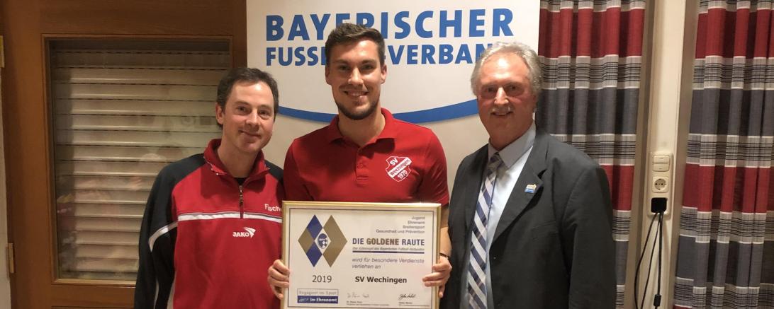 Das Bild zeigt die Verleihung der goldenen Raute an den SV Wechingen.