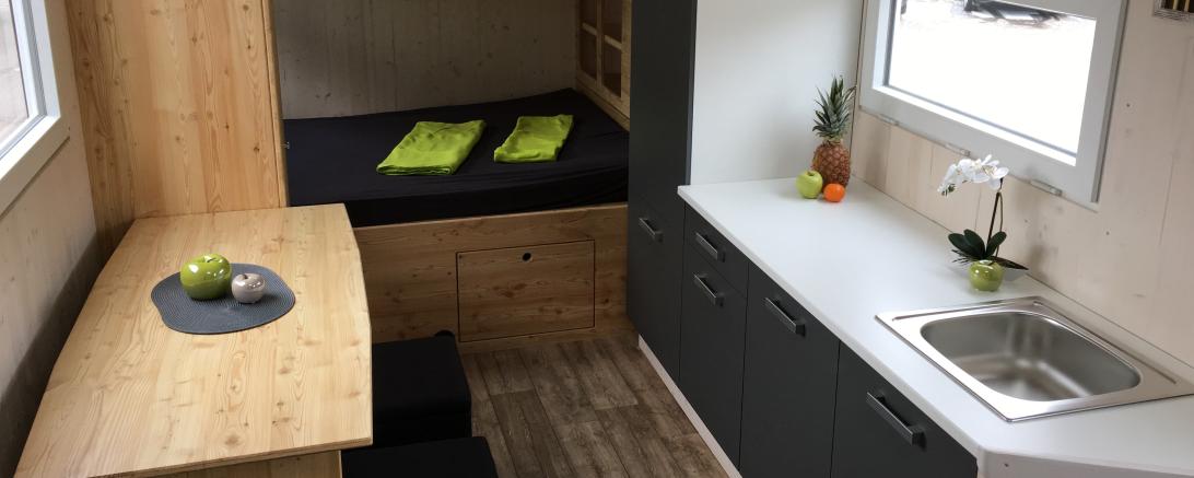 Das Bild zeigt ein Tiny House von Innen. 