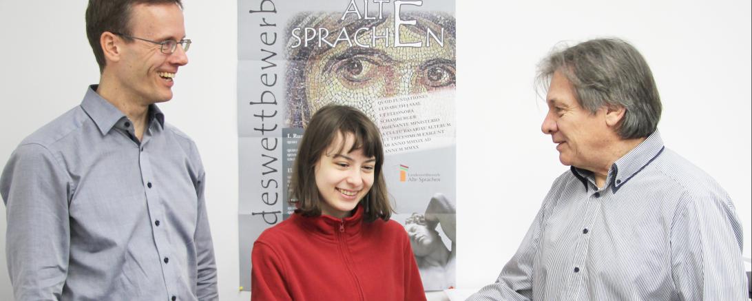 Das Bild zeigt von links: Lateinlehrer Roland Wenzel, Anna Klotz, Schulleiter Günther Schmalisch