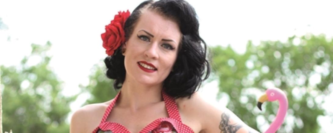 Das Bild zeigt Lena Geisler in einem selbst entworfenen Kleid.