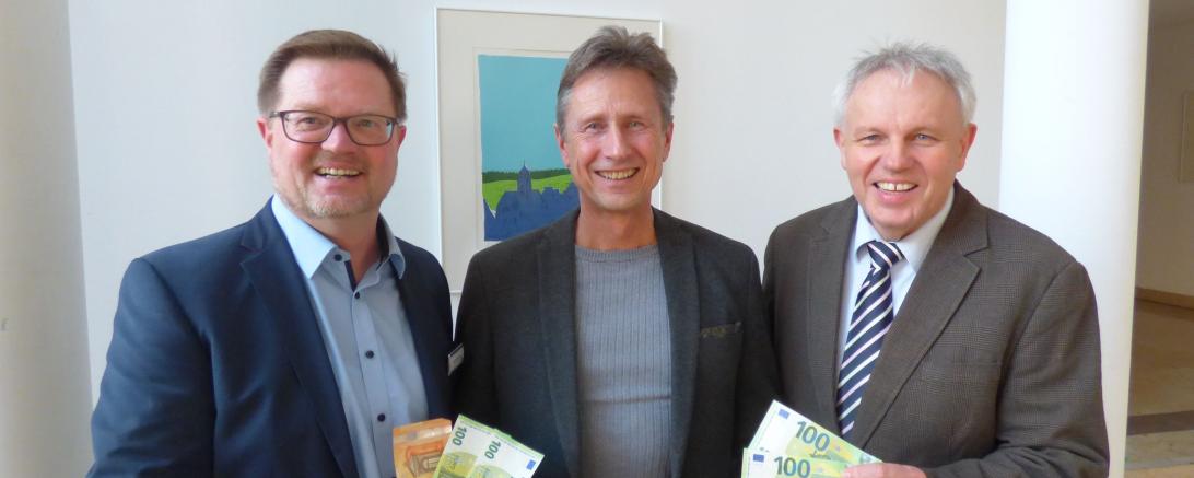 Das Bild zeigt bei der Übergabe v. l. Personalratsvorsitzenden Alexander Im, Vereinsvorsitzenden Martin Oberman und Personalrat Willi Kupies. 