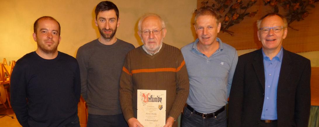 Das Bild zeigt die Auszeichnung des Ehrenmitgliedes Horst Mielke im SV Mauren.