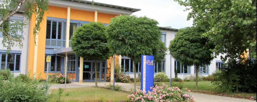Das Bild zeigt die Realschule in Rain. 