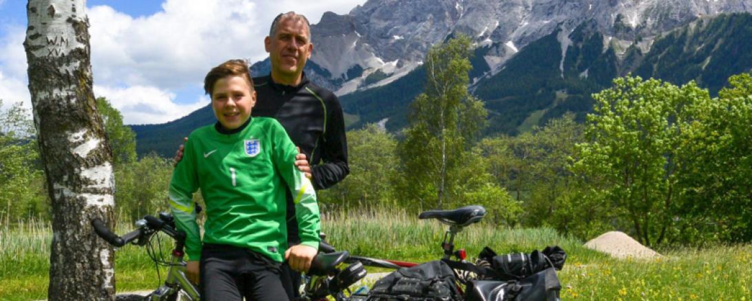 Das Bild zeigt zwei Radfahrer in den Alpen.