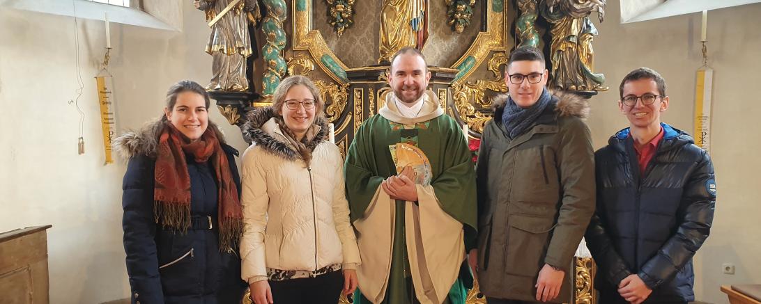 Das Bild zeigt die Spendenübergabe ehemaliger Ministranten, stellvertretend für das Budeteam, an Stadtpfarrer Wolfgang Gebert.