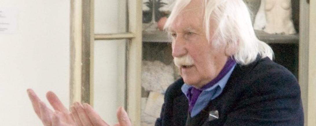 Das Bild zeigt den Künstler Ernst Steinacker während einer Rede (2006) im Kunst-Museum.