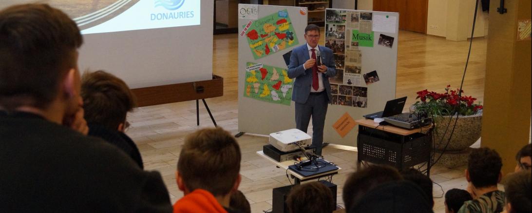 Das Bild zeigt Landrat Stefan Rößle am Tag der Freien Schulen in der Realschule Heilig Kreuz in Donauwörth.