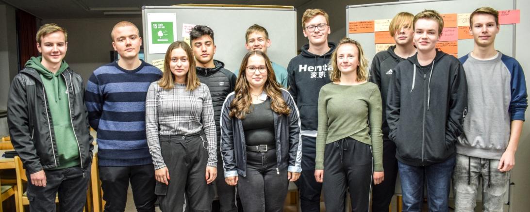 Das Bild zeigt Schüler aus den 11. Klassen des Gymnasiums Donauwörth mit dem Projekt-Seminar "Nachhaltige Mensa".