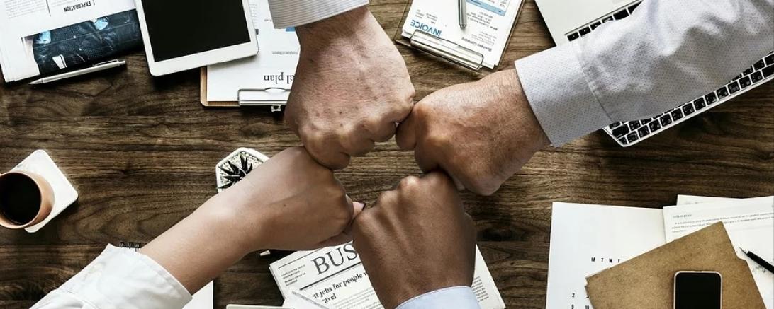 Das Bild zeigt das Team eines Unternehmens.