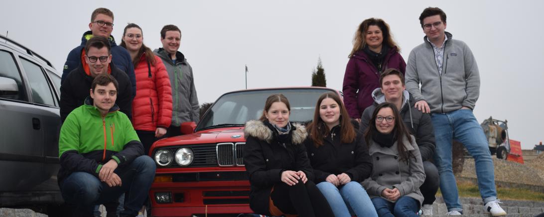 Das Bild zeigt die Theatergruppe der KLJB Schäfstall zur Aufführung "Auto gut - alles gut"