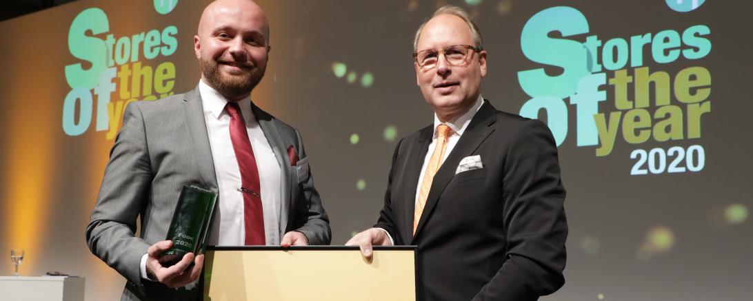 Das Bild zeigt die Preisverleihung für Zott Genusswelt als Store of the Year 2020.