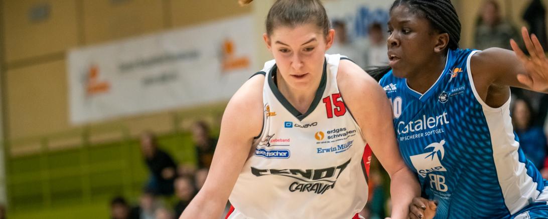 Basketballerin Luisa Geiselöder mit Gegenspielerin