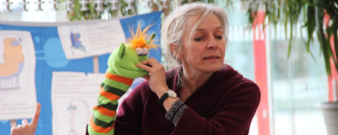 Meike Haas mit Handpuppe